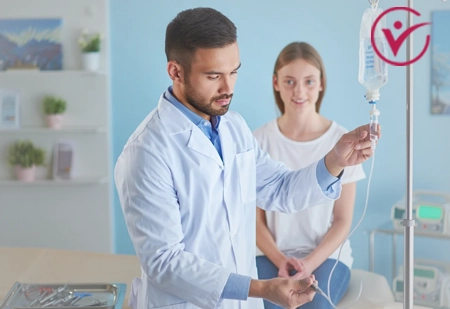 врач готовится делать капельницу